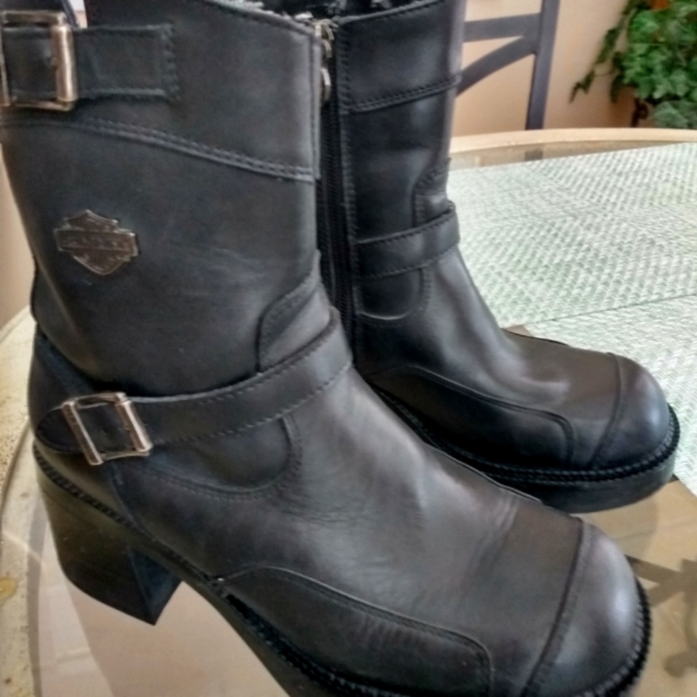 Women's Harley Davidson sz 7 #85303 leather medium sized heals 2.5" ZIP UP